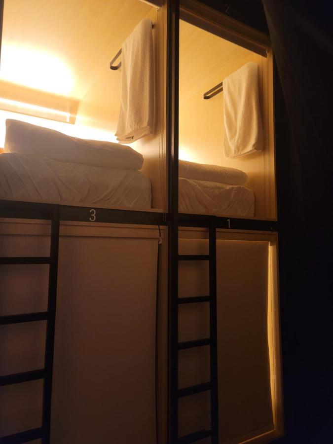 Westay Capsule Hostel Дубай Экстерьер фото