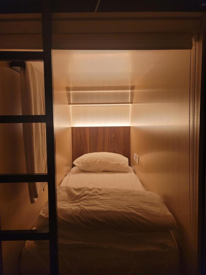 Westay Capsule Hostel Дубай Экстерьер фото