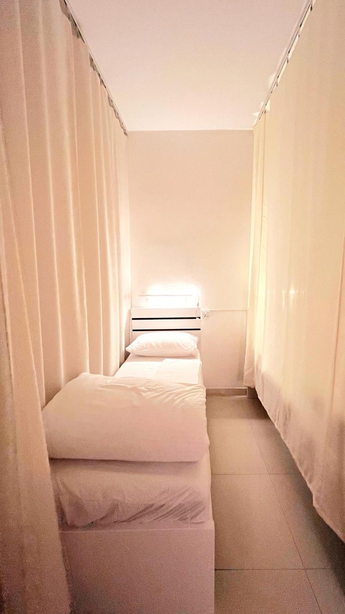 Westay Capsule Hostel Дубай Экстерьер фото